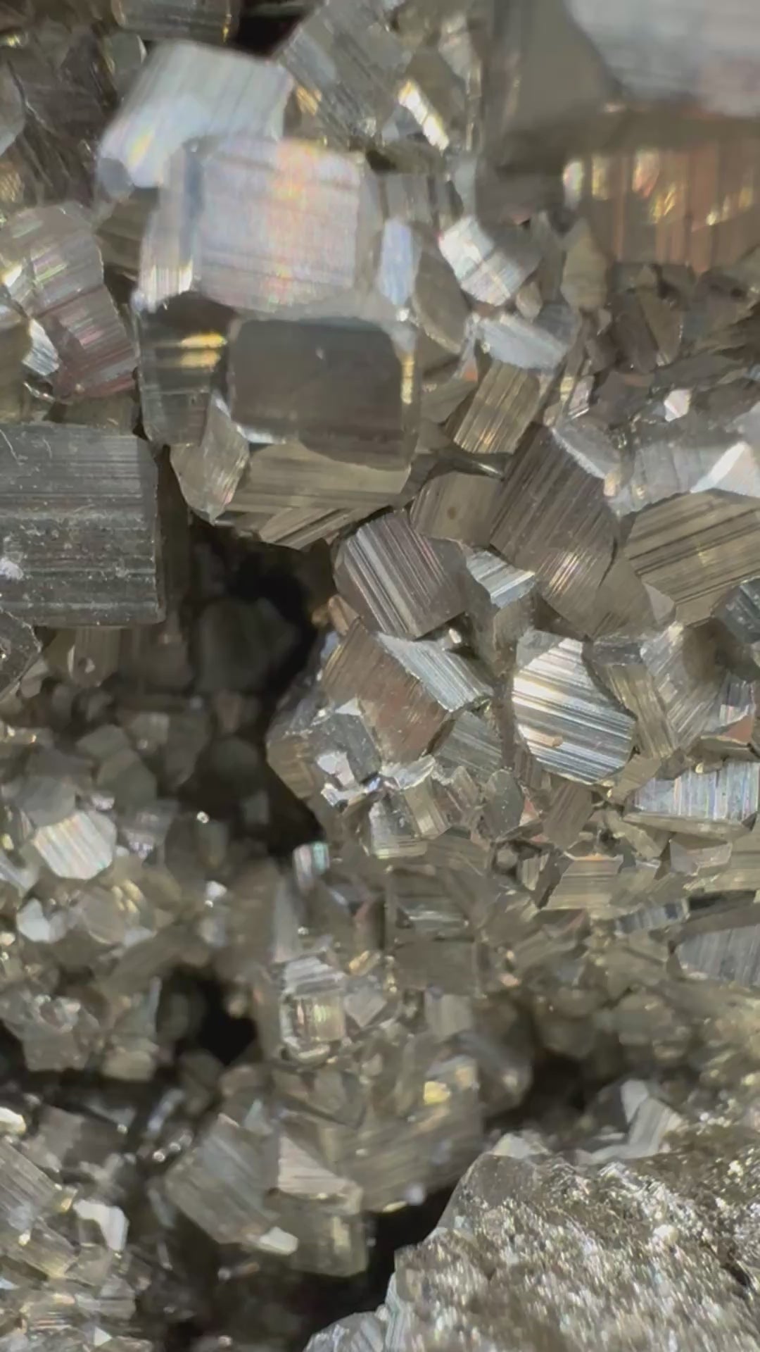 Œuf de pyrite péruvienne avec cavité cristalline profonde sur son support en pyrite