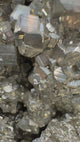 Œuf de pyrite péruvienne avec cavité cristalline profonde sur son support en pyrite