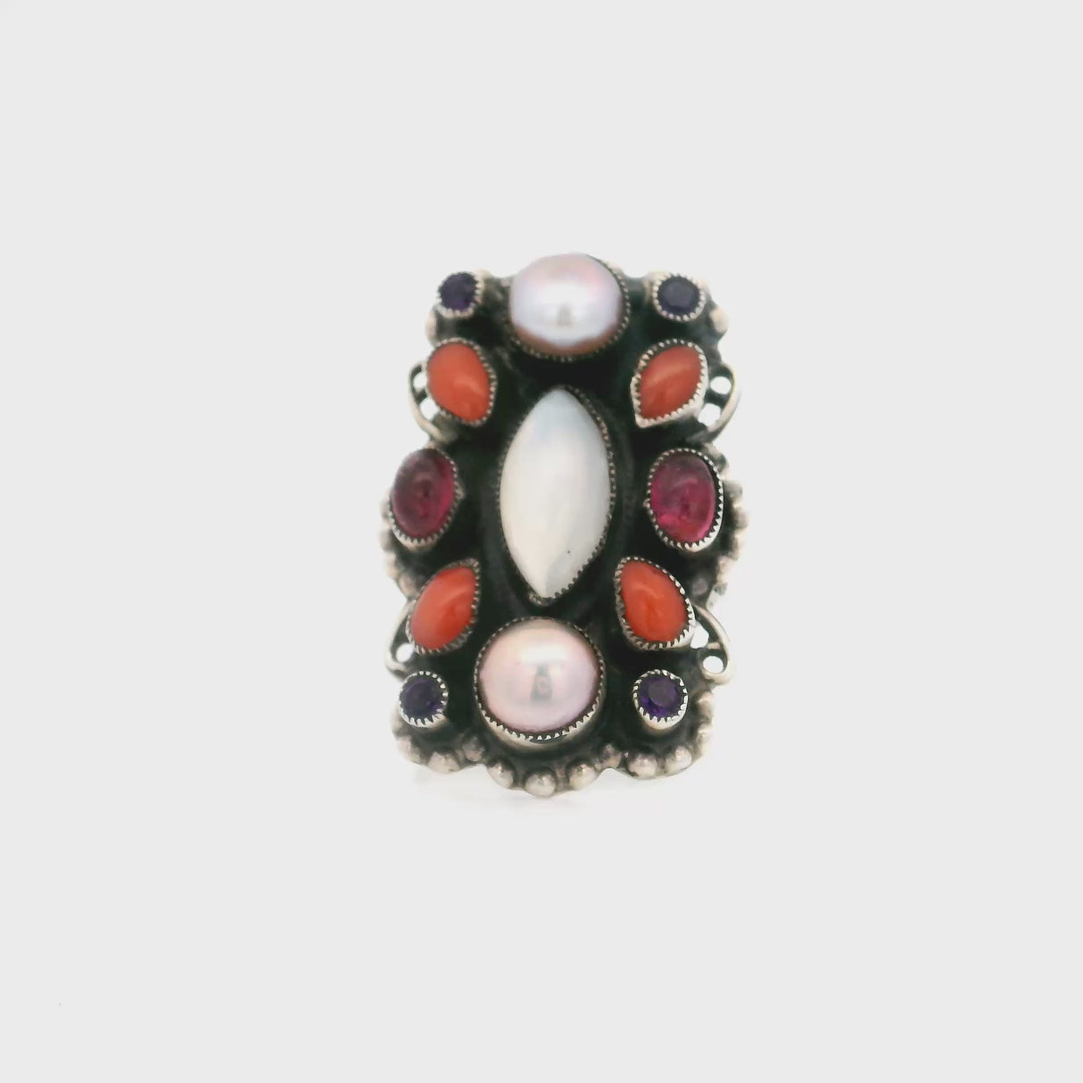 Bague multi-pierres précieuses avec cabochon central ovale pointu en pierre de lune, bord festonné perlé en argent et bande estampée de fleurs et de vignes T7