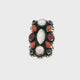 Bague multi-pierres précieuses avec cabochon central ovale pointu en pierre de lune, bord festonné perlé en argent et bande estampée de fleurs et de vignes T7