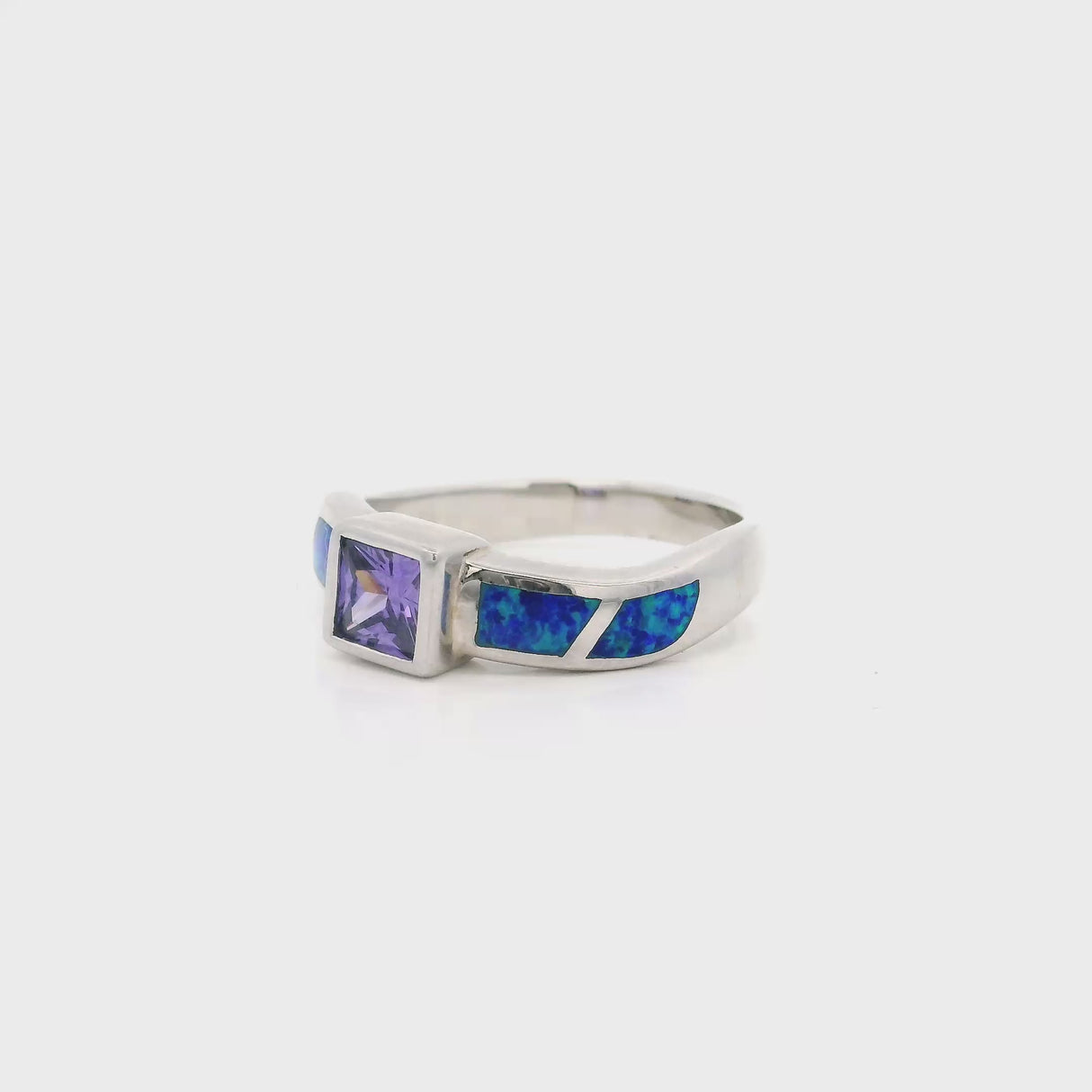 Bague incrustée d'opale bleue avec améthyste taille princesse CZ et mouvement vague dans la bande taille 9